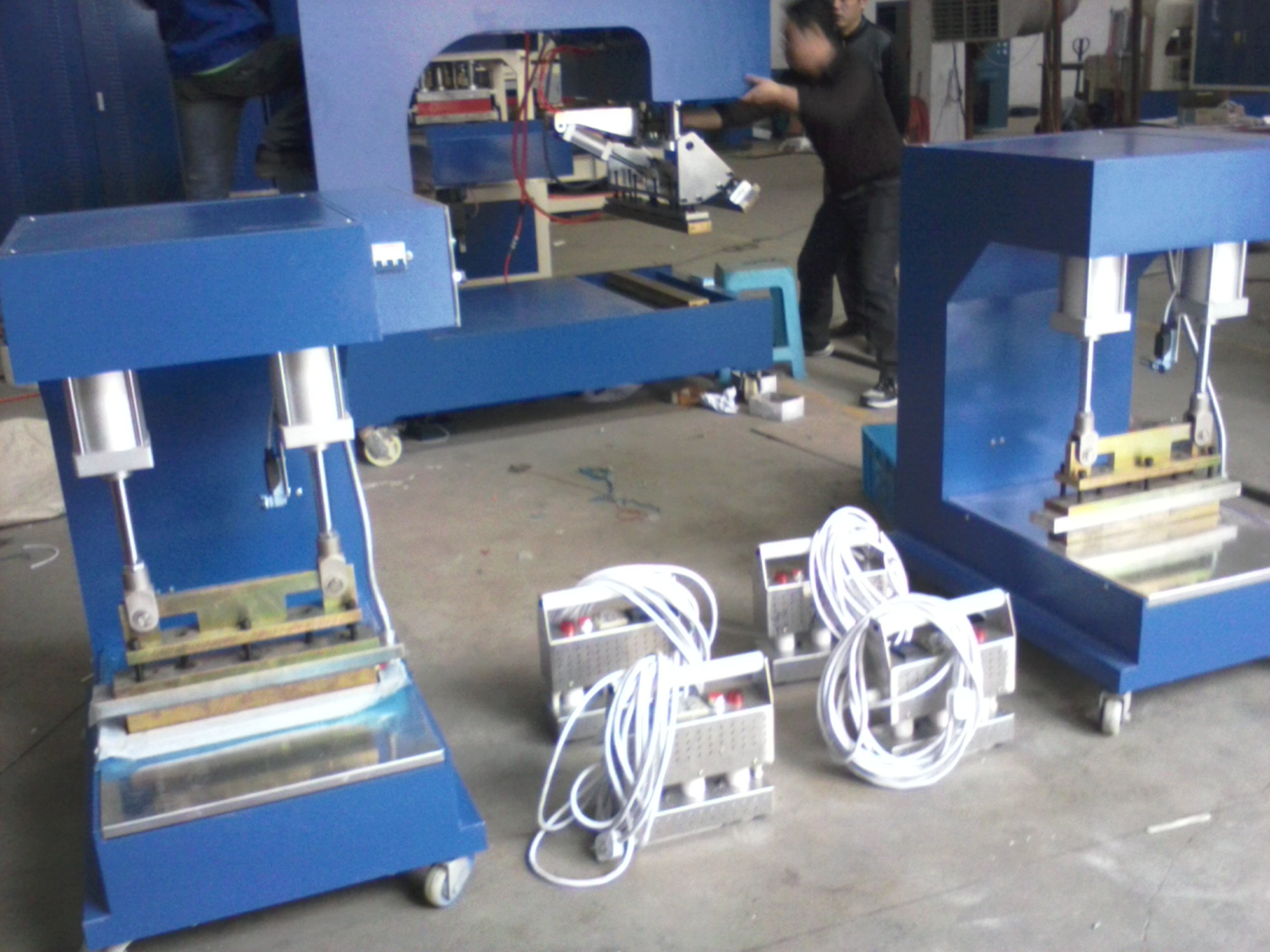 寧波東雄機(jī)電設(shè)備 專業(yè)定做PTFE膜結(jié)構(gòu)工業(yè)與食品輸送帶，引領(lǐng)塑料焊接高周波技術(shù)